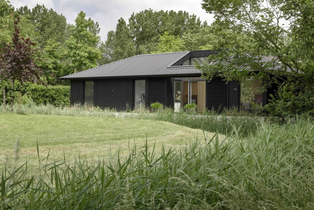 Black house by i29 architects baclayrd