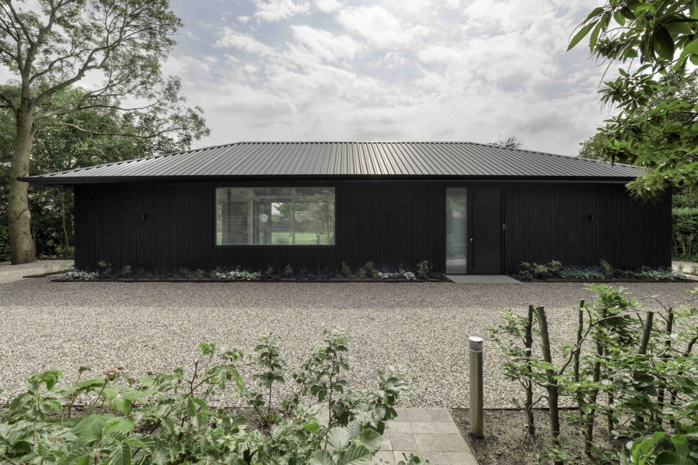 Black house by i29 architects entryway