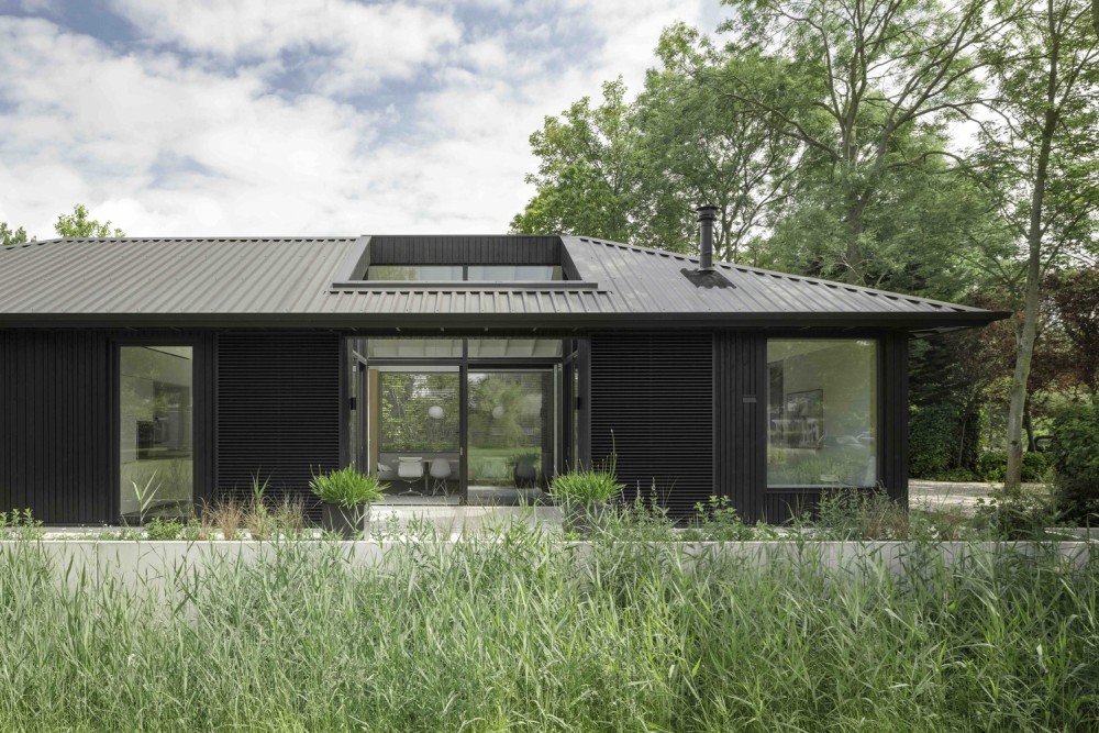 Black house by i29 architects skylight