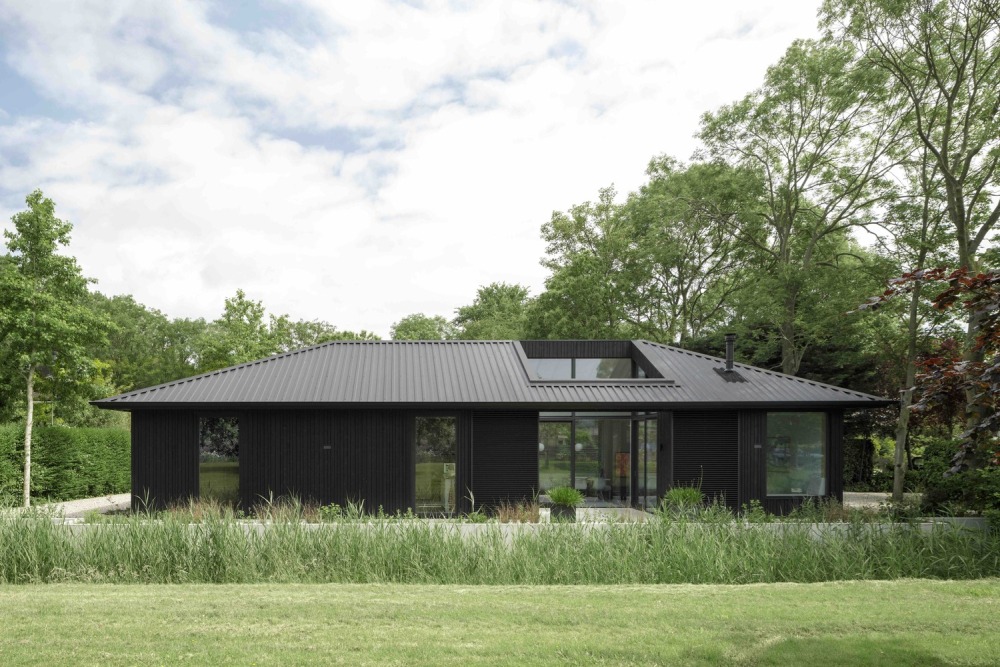 Black house by i29 architects