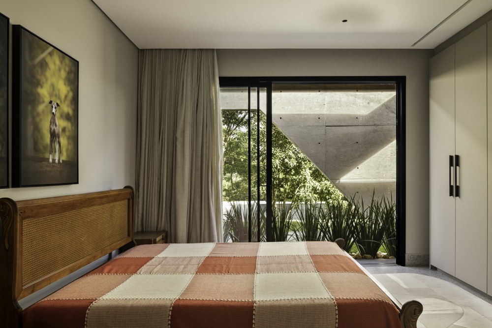 Brazil Galgo House by Tati Tavares Alex Dalcin Arquitetura bed area