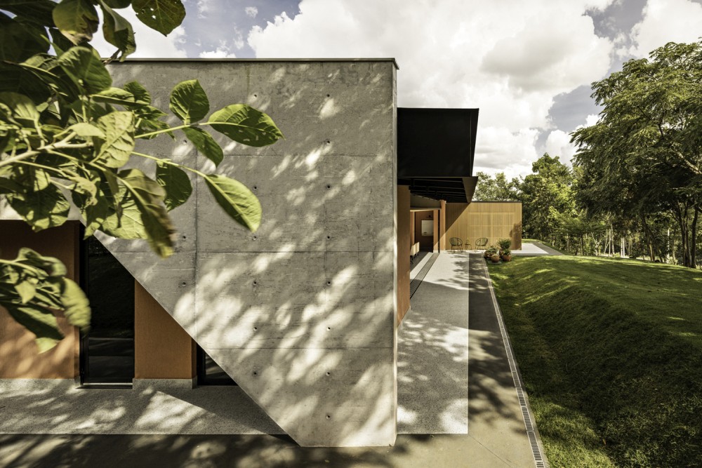Brazil Galgo House by Tati Tavares Alex Dalcin Arquitetura concrete walls