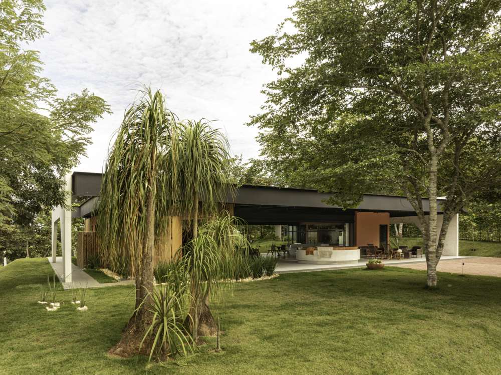 Brazil Galgo House by Tati Tavares Alex Dalcin Arquitetura front house