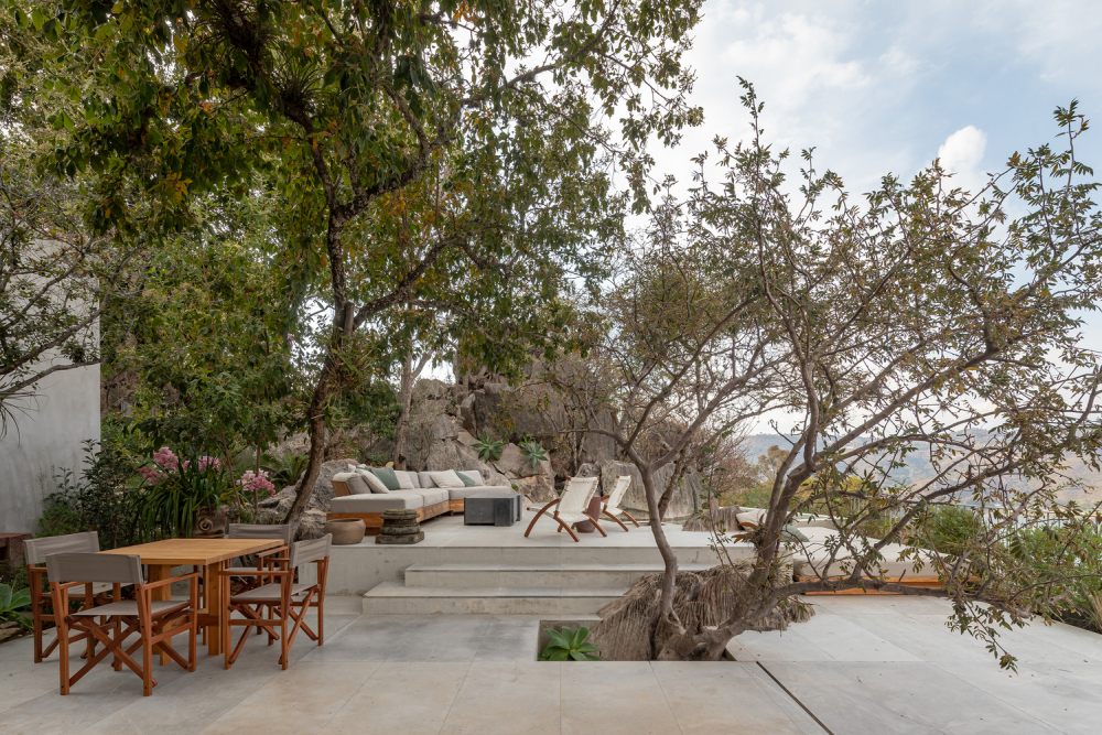 Mexican Cliff House cool patio with modern design