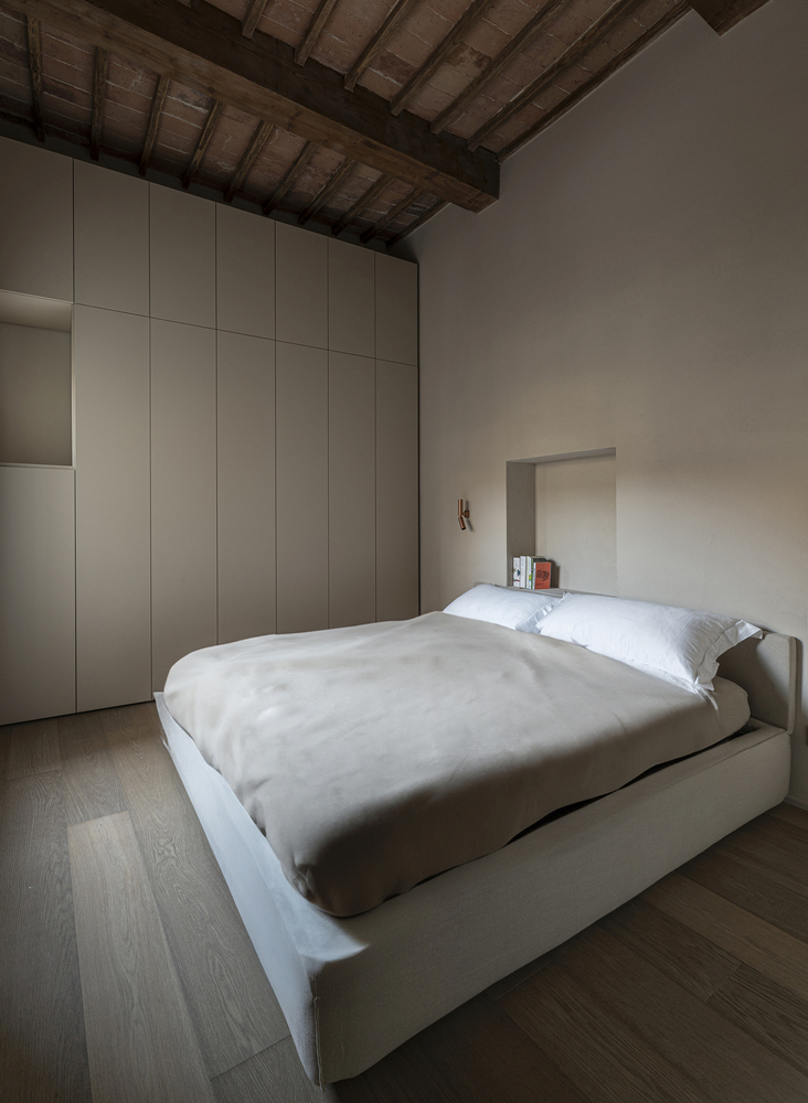 Minimalist Home Inside a Medieval Tower in Siena bedroom