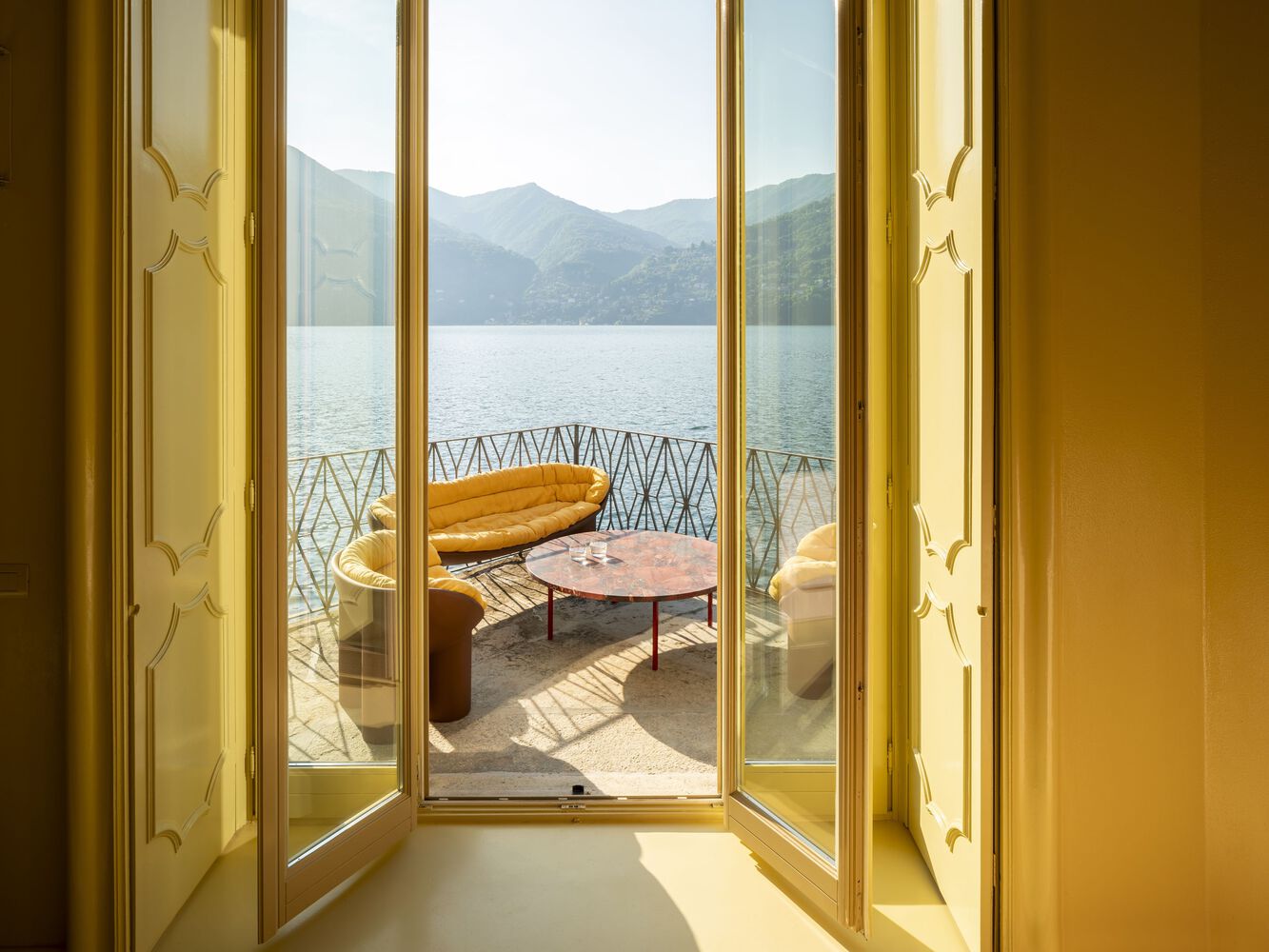 House on Lake Como J Mayer H Architects Homedit com balcony