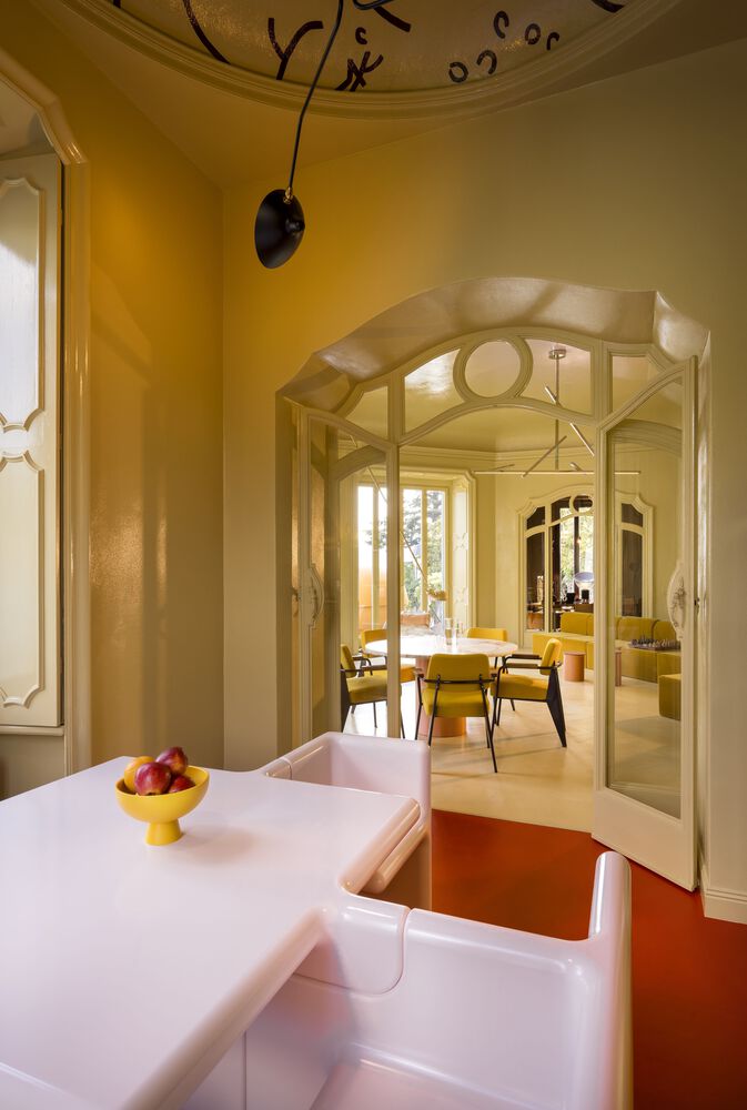 House on Lake Como J Mayer H Architects Homedit com table