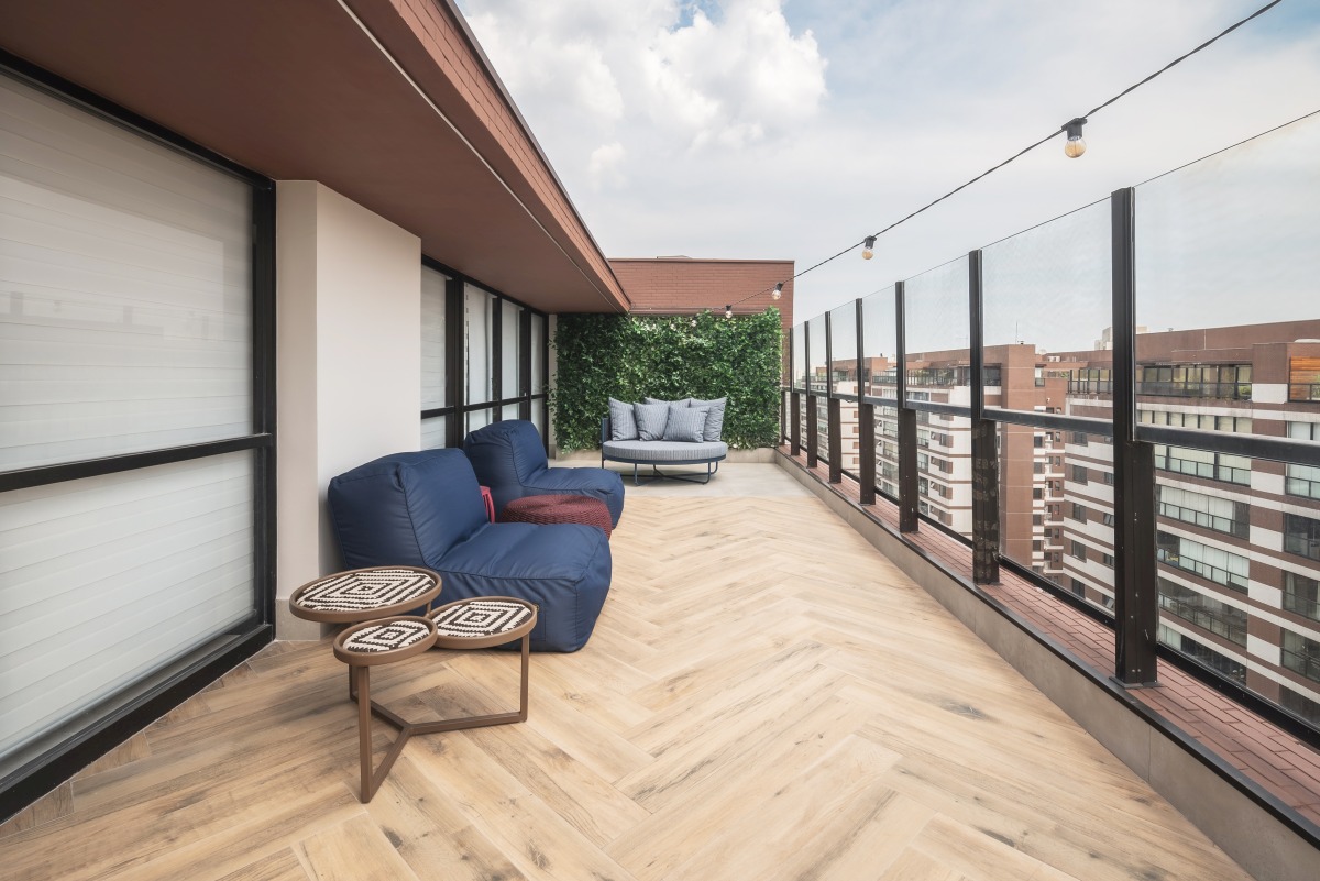 A 350 sqm Duplex Blends Comfort and Clean Design balcony