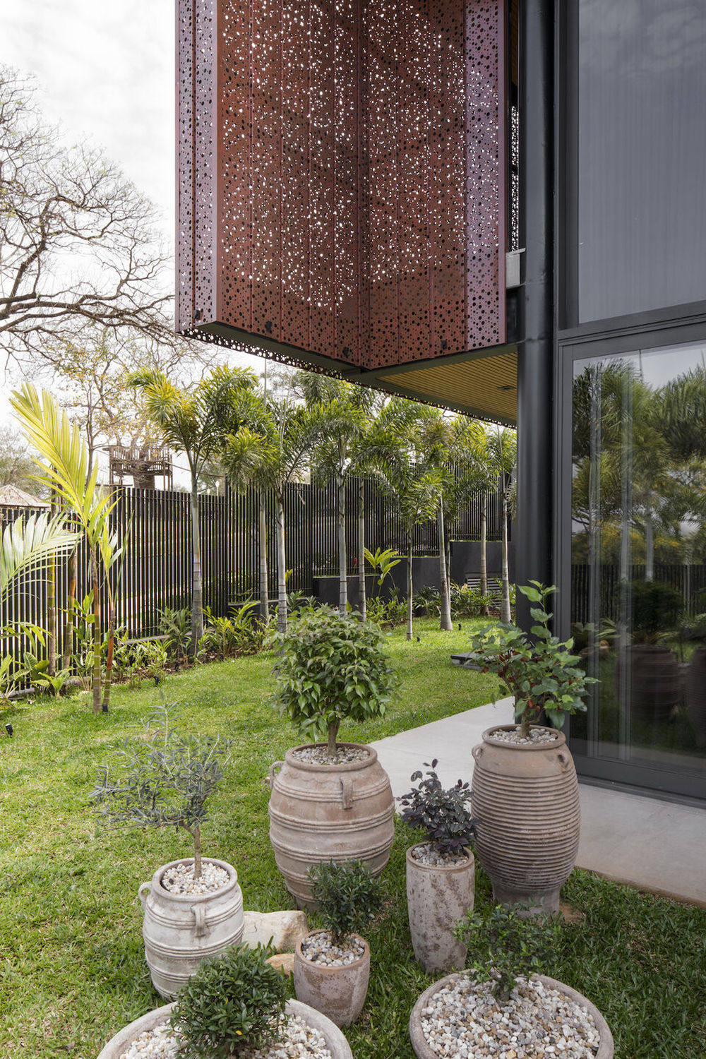 Casa Brise Architecture backyard flowers and trees