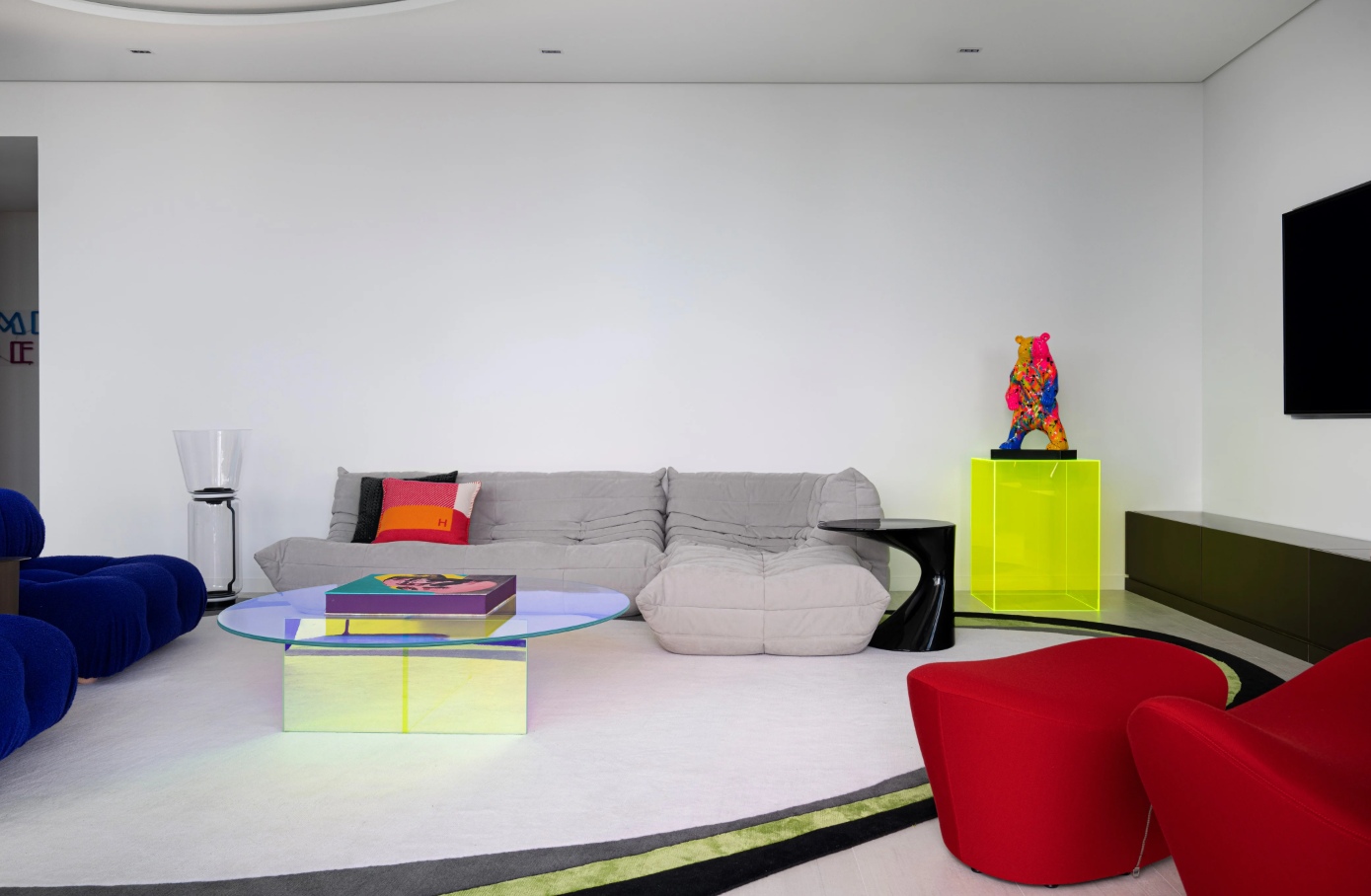 Eye Accent living room decor