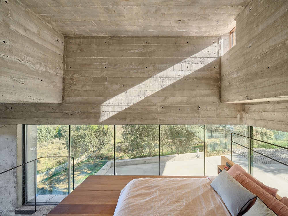 MUKA arquitectura concrete house bedroom