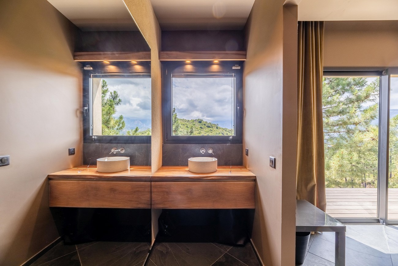 Maison TO Sari Solenzara France bath