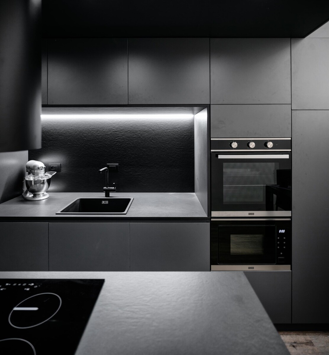 Obicua Black Masculine Loft built in appliances