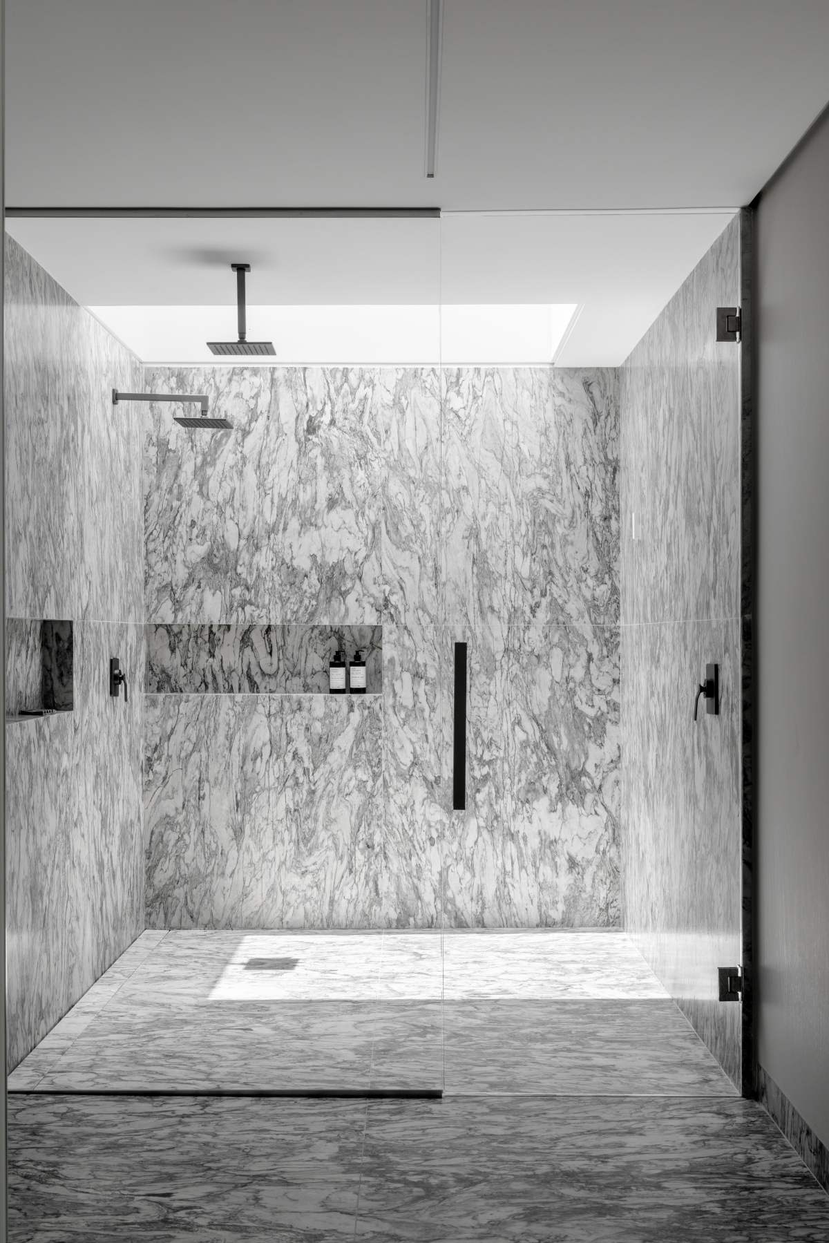 Wall house by Gabi Casagrande and Pedro Sunye Bathroom