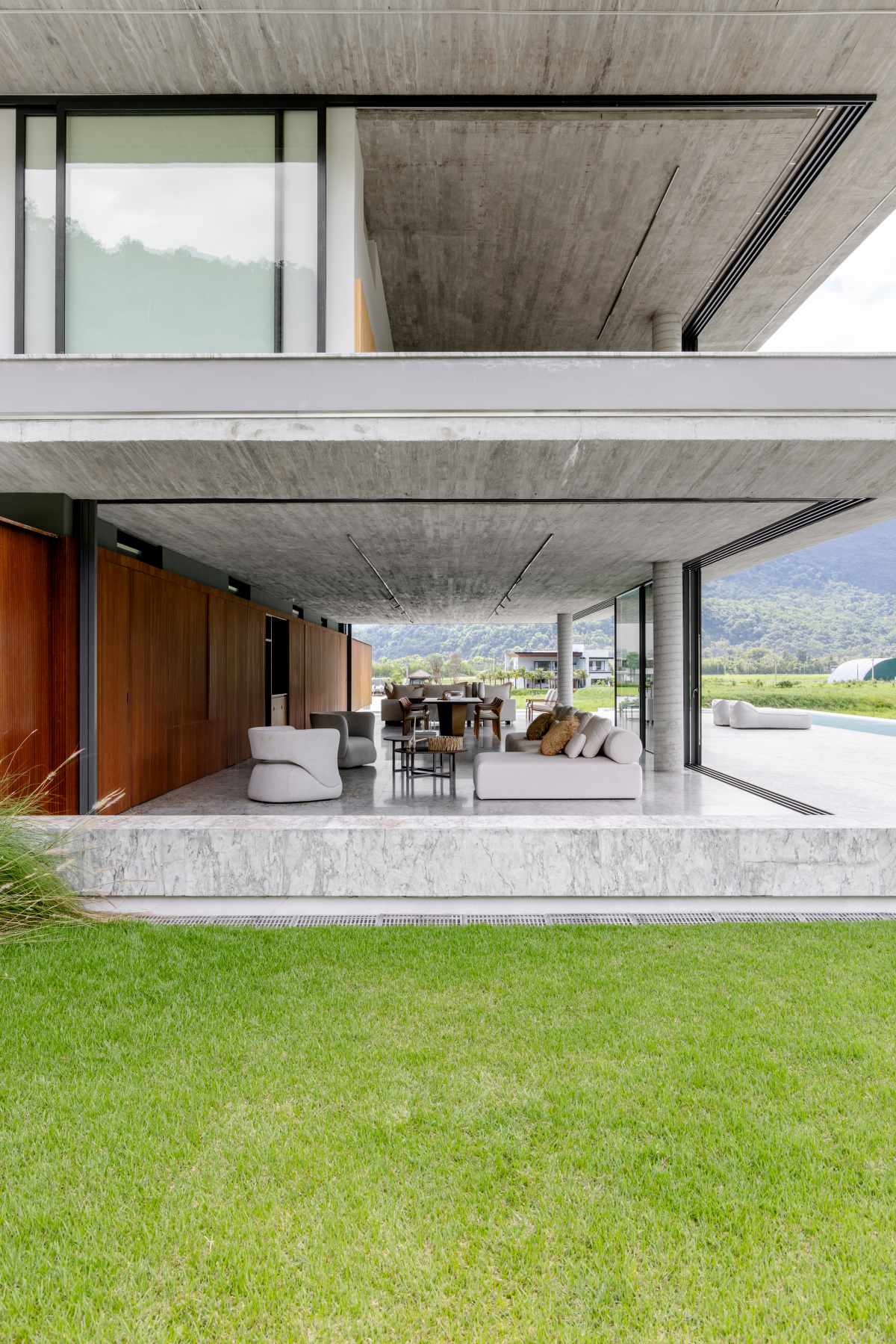 Wall house by Gabi Casagrande and Pedro Sunye Landscape