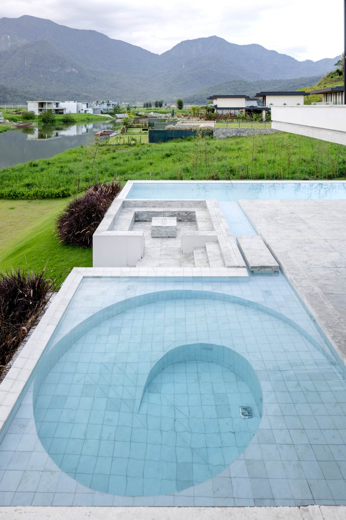 Wall house by Gabi Casagrande and Pedro Sunye Pools