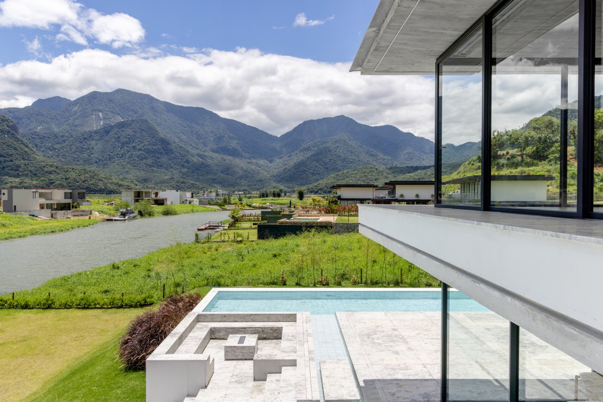 Wall house by Gabi Casagrande and Pedro Sunye Swimming pool sunken fireplace