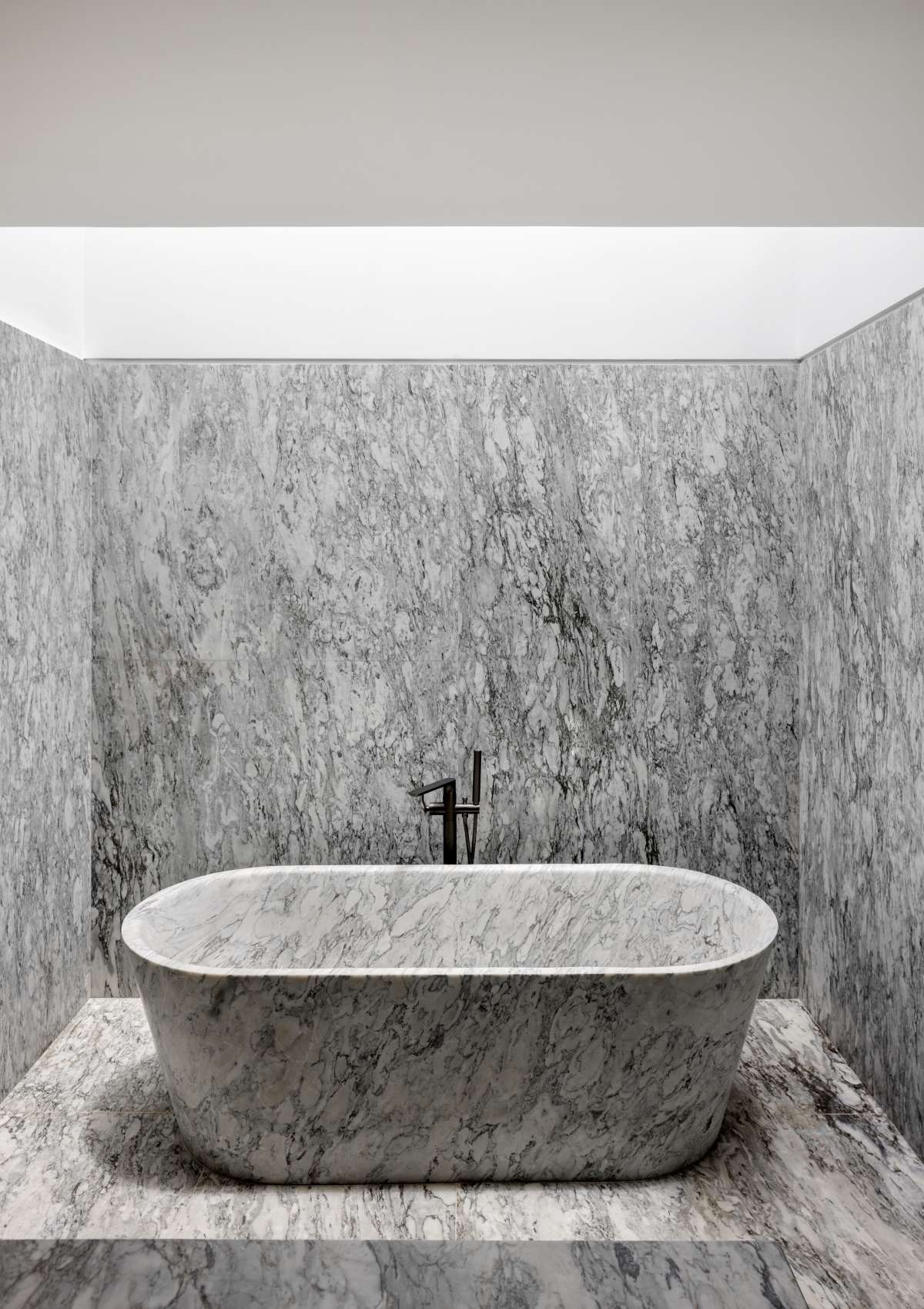 Wall house by Gabi Casagrande and Pedro Sunye Tubs