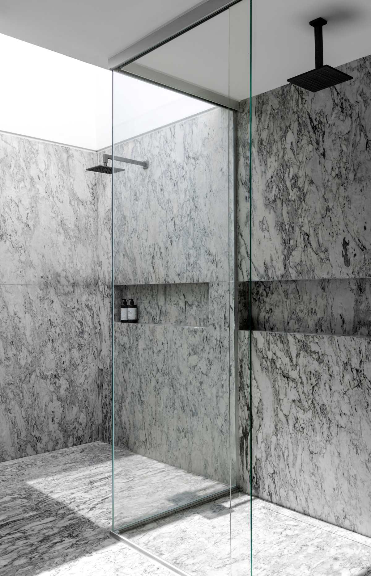 Wall house by Gabi Casagrande and Pedro Sunye Walk in shower