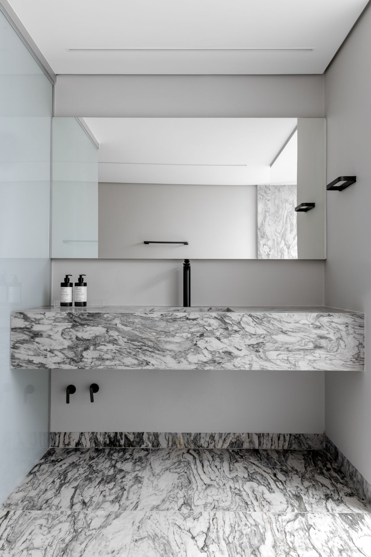 Wall house by Gabi Casagrande and Pedro Sunye bathroom vanity