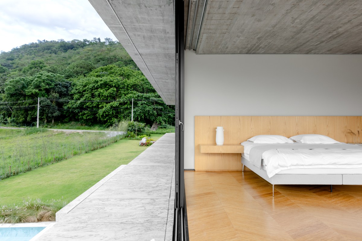 Wall house by Gabi Casagrande and Pedro Sunye bedroom decor