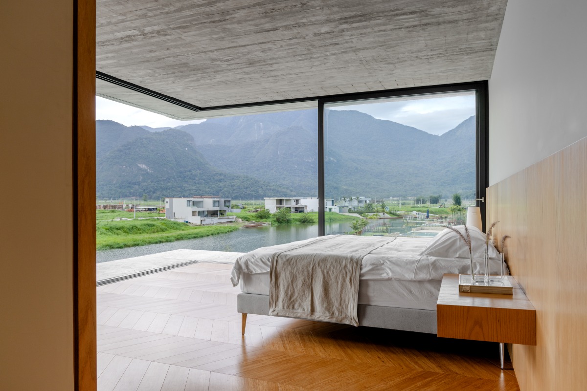 Wall house by Gabi Casagrande and Pedro Sunye bedroom windows