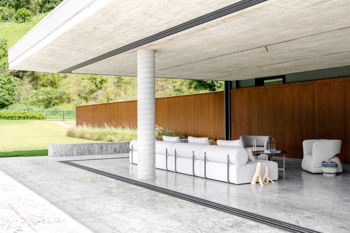 Wall house by Gabi Casagrande and Pedro Sunye sliding walls