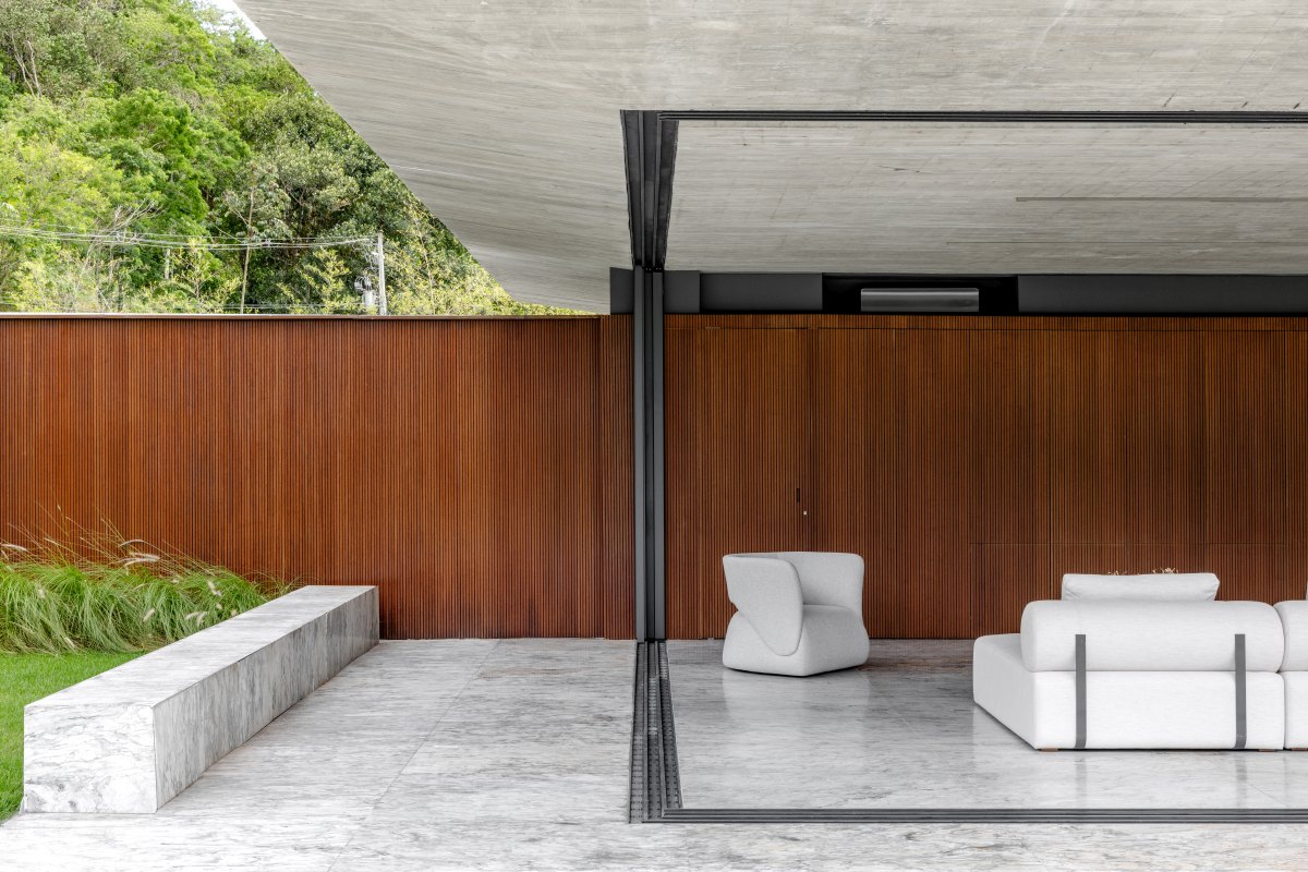 Wall house by Gabi Casagrande and Pedro Sunye sliding windows