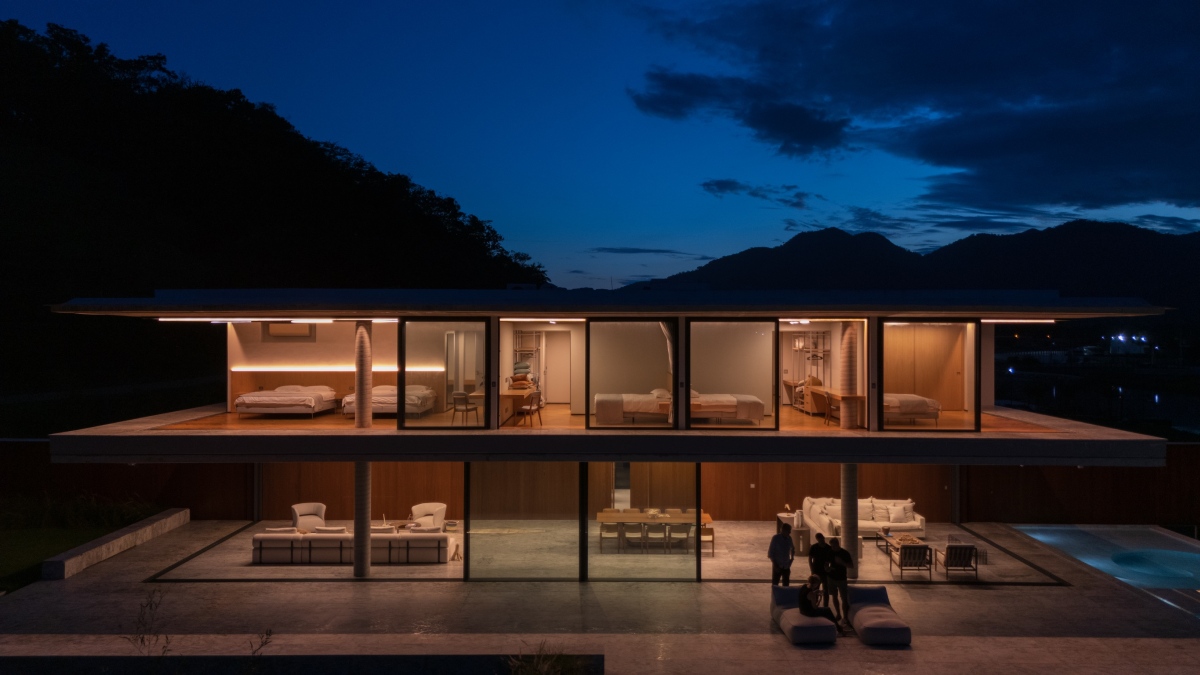 Wall house by Gabi Casagrande and Pedro Sunye sunset