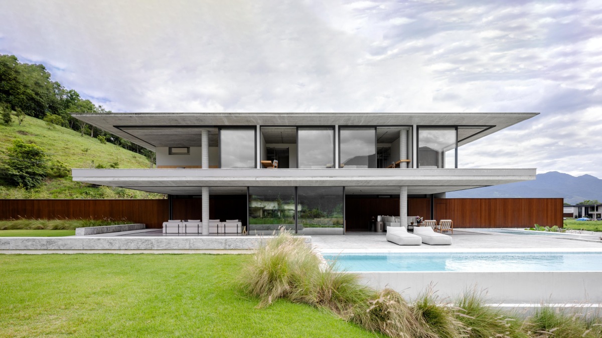 Wall house by Gabi Casagrande and Pedro Sunye