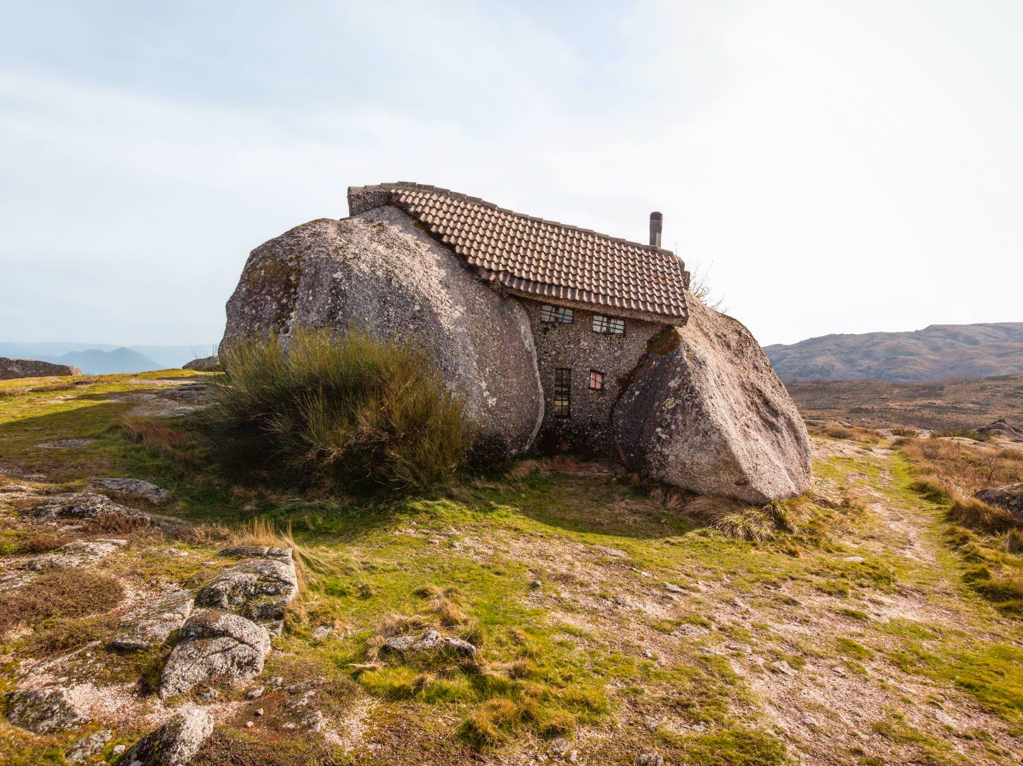 Casa de Penedo, a unique stone home built between two huge boulders in Portugal