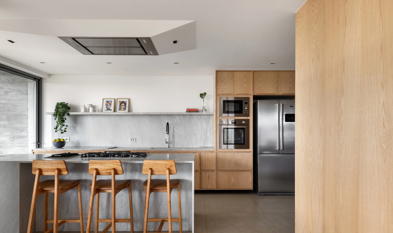 Alma Apartment Decor BLOCO Arquitetos Kitchen Island