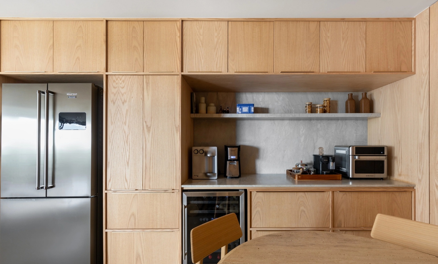 Alma Apartment Decor BLOCO Arquitetos Kitchen