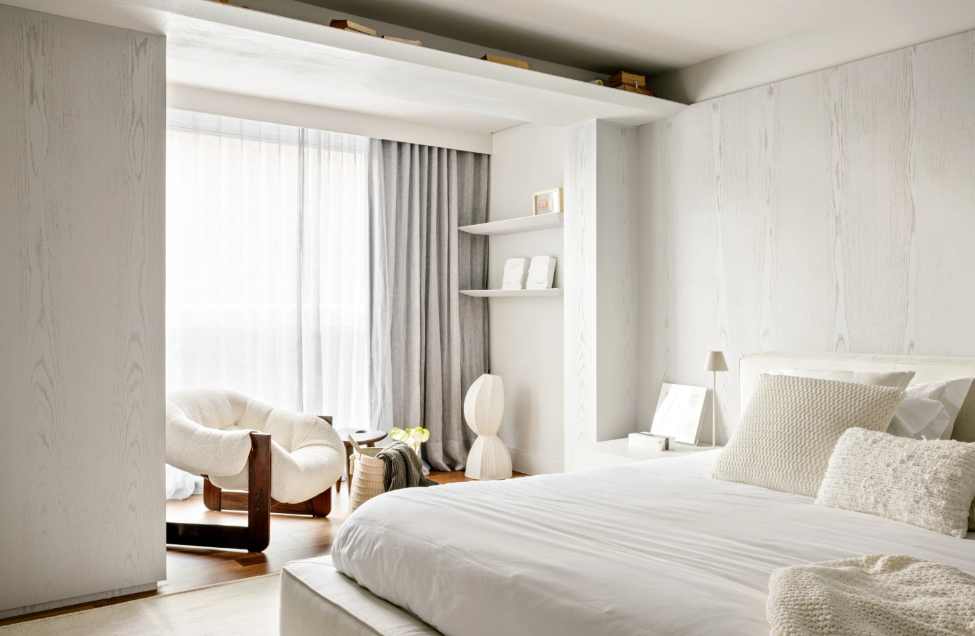 Apartment decor with spiral staircase bedroom seating