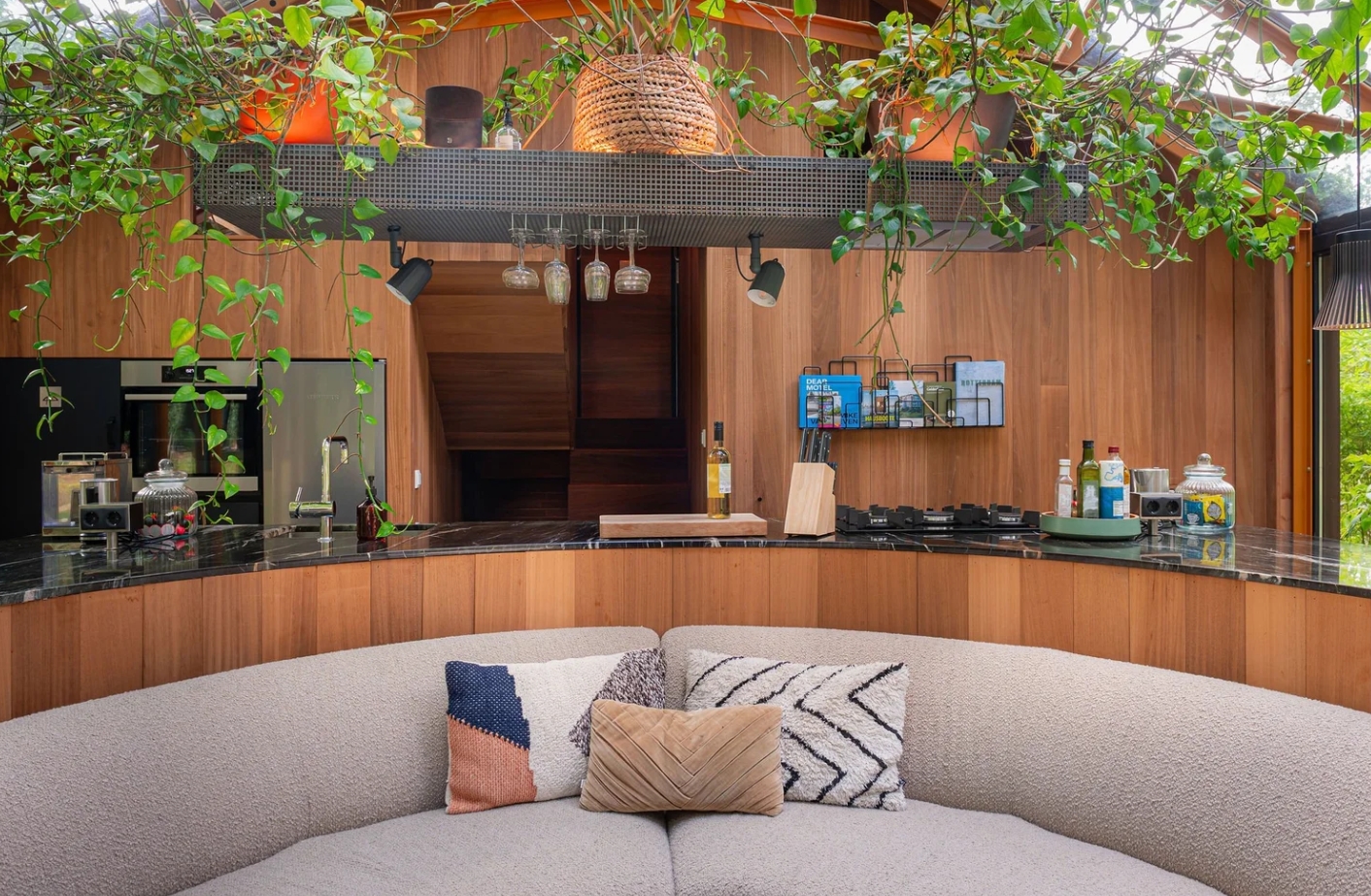 Glass Extension by GetAway Projects BV curved countertop area