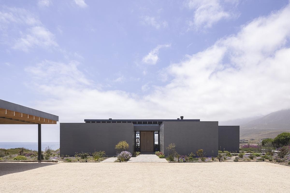 House in Chile by Benjamin Goni exterior