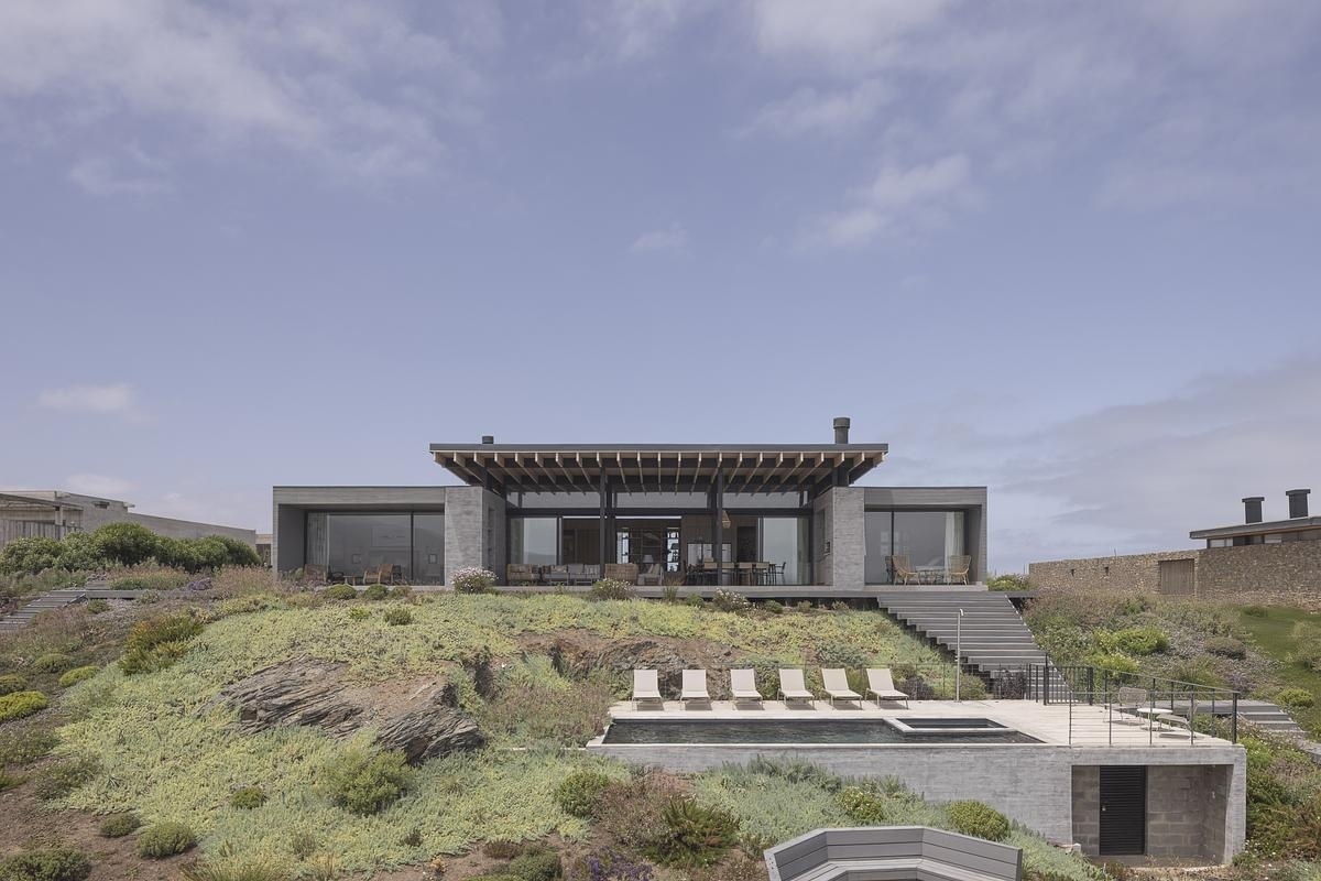 House in Chile by Benjamin Goni pool