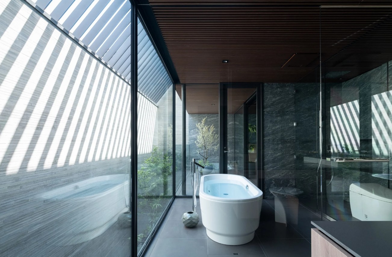 Stealth Villa In Japan by APOLLO Architects Associates bathtub