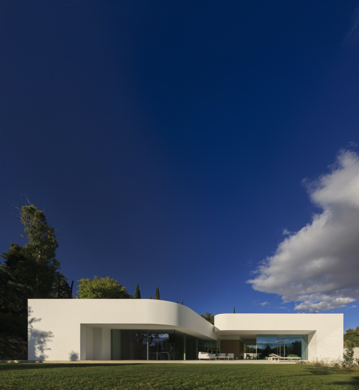 Villa 18 Madrid Fran Silvestre Arquitectos curved walls