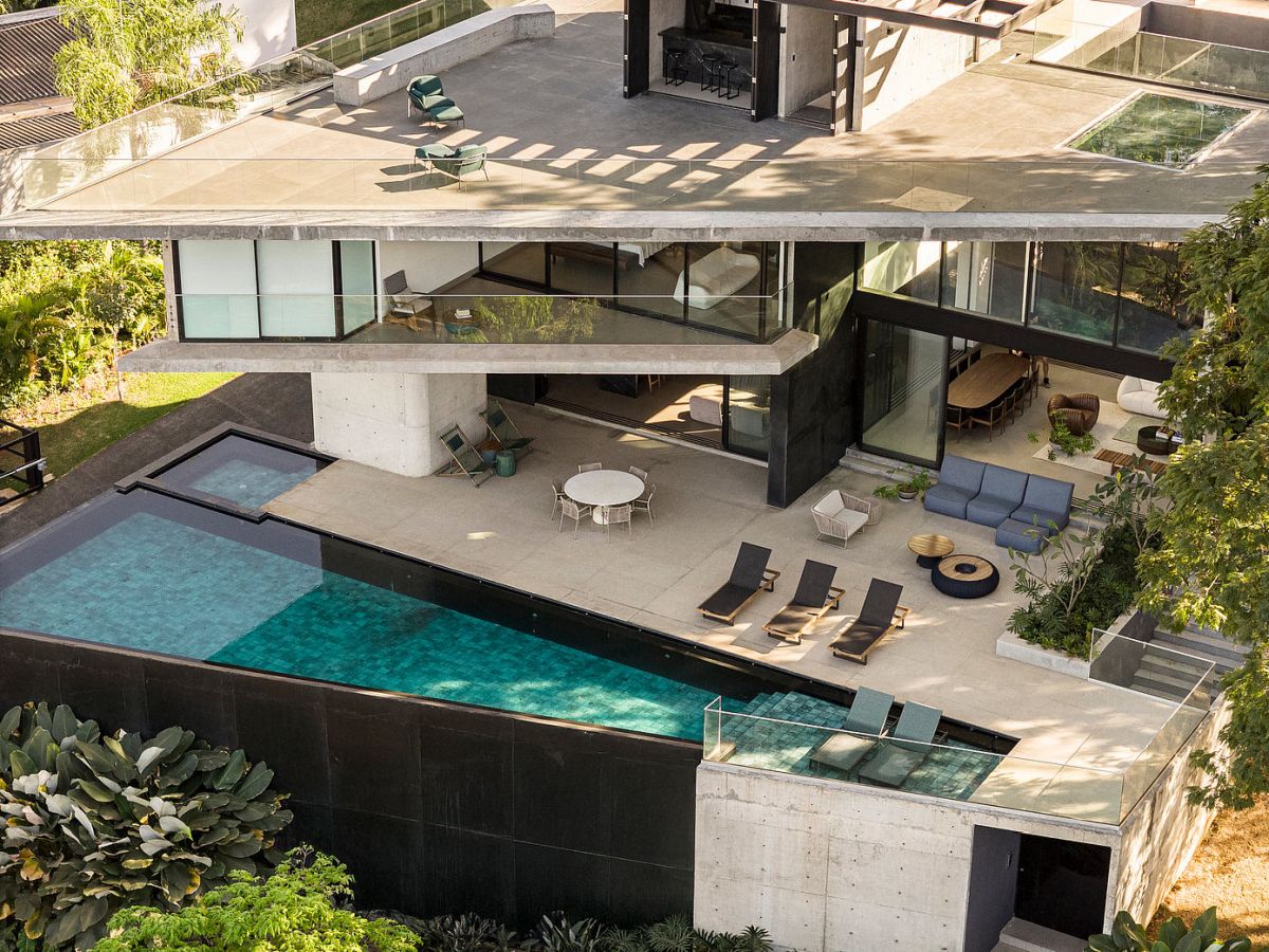 Concrete House by Dayala e Rafael Arquitetos Associado aerial view