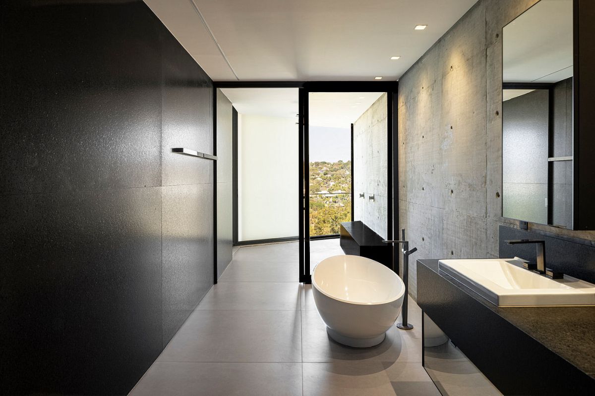 Concrete House by Dayala e Rafael Arquitetos Associado bathroom