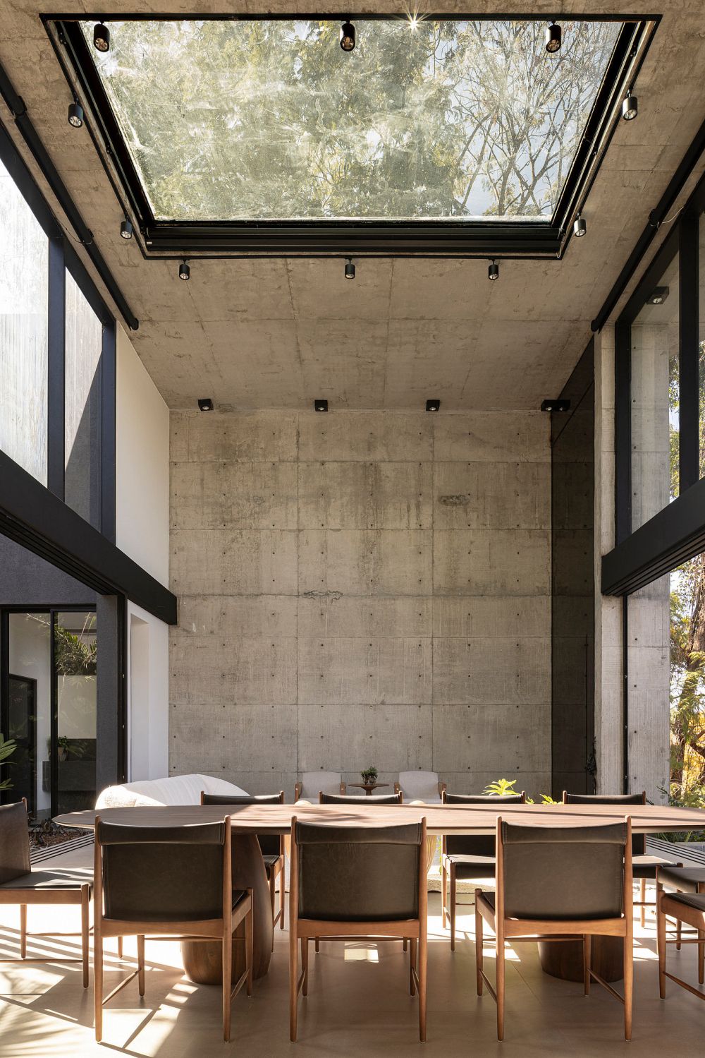 Concrete House by Dayala e Rafael Arquitetos Associado concrete walls ceiling window