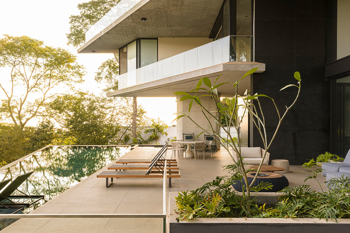 Concrete House by Dayala e Rafael Arquitetos Associado pool area