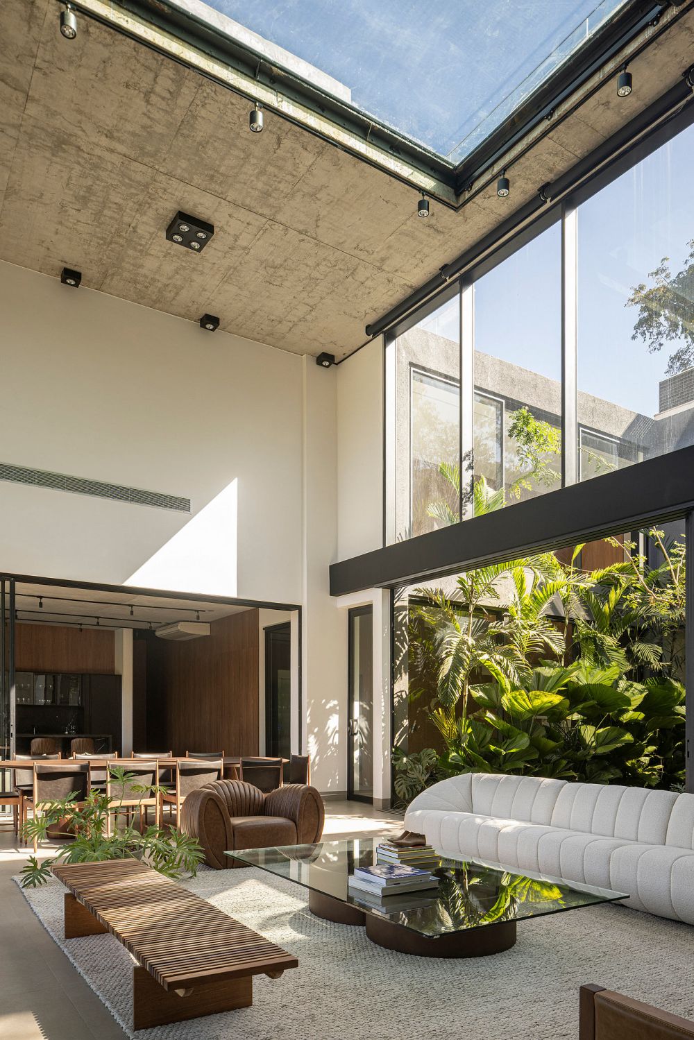 Concrete House by Dayala e Rafael Arquitetos Associado sky ceiling