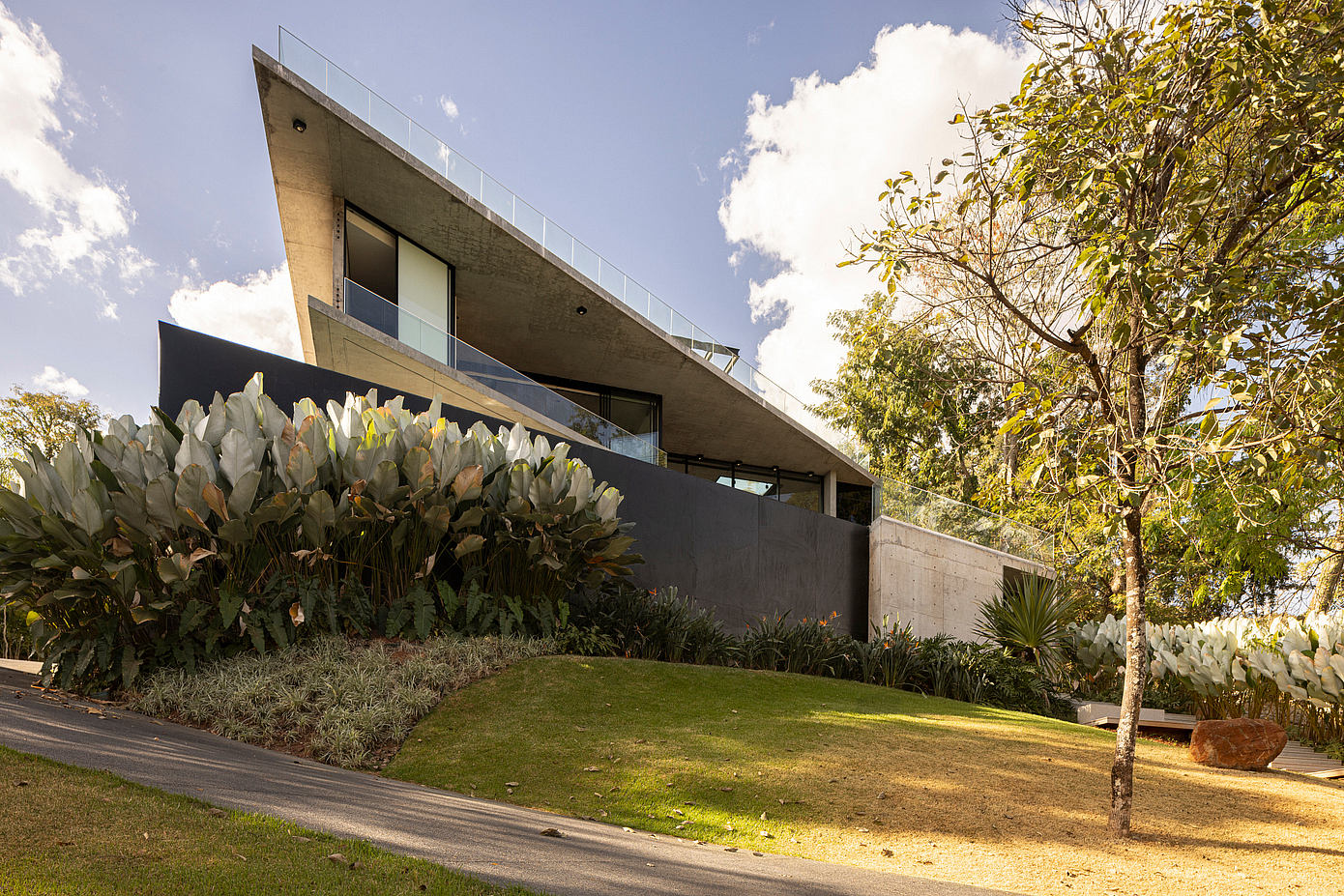 Concrete House by Dayala e Rafael Arquitetos Associado street view