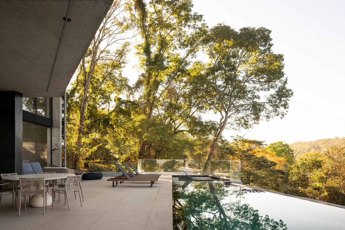 Concrete House by Dayala e Rafael Arquitetos Associado swimming pool