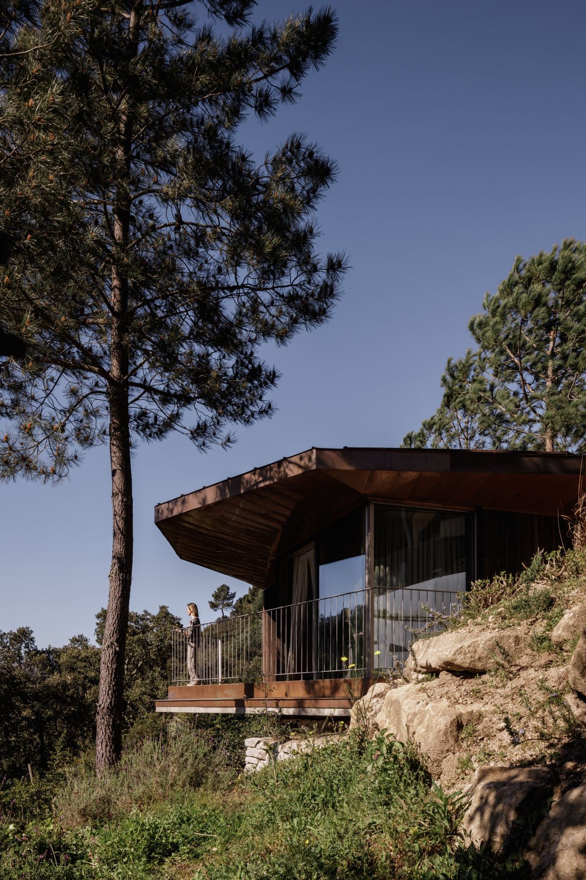 Douro Wood House MJARC Arquitectos Associados lda small cantilever
