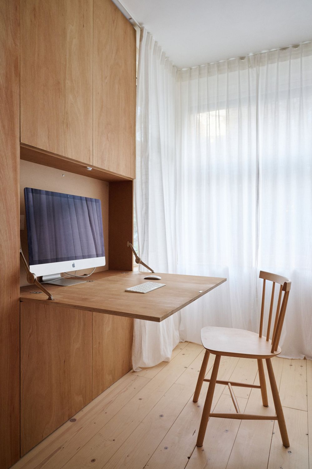 Duplex in rotterdam fold down desk