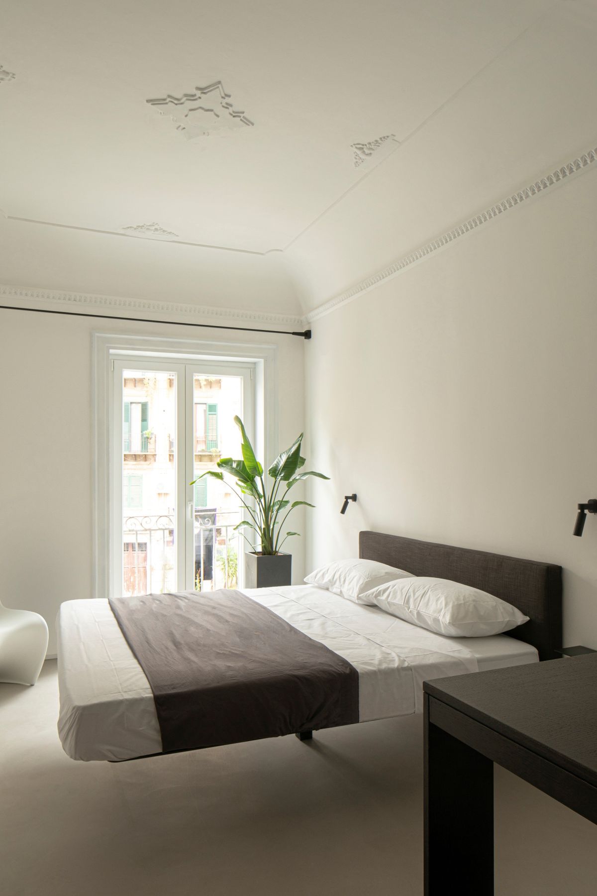 Eligius Interior design by La Leta Architettura floating bed