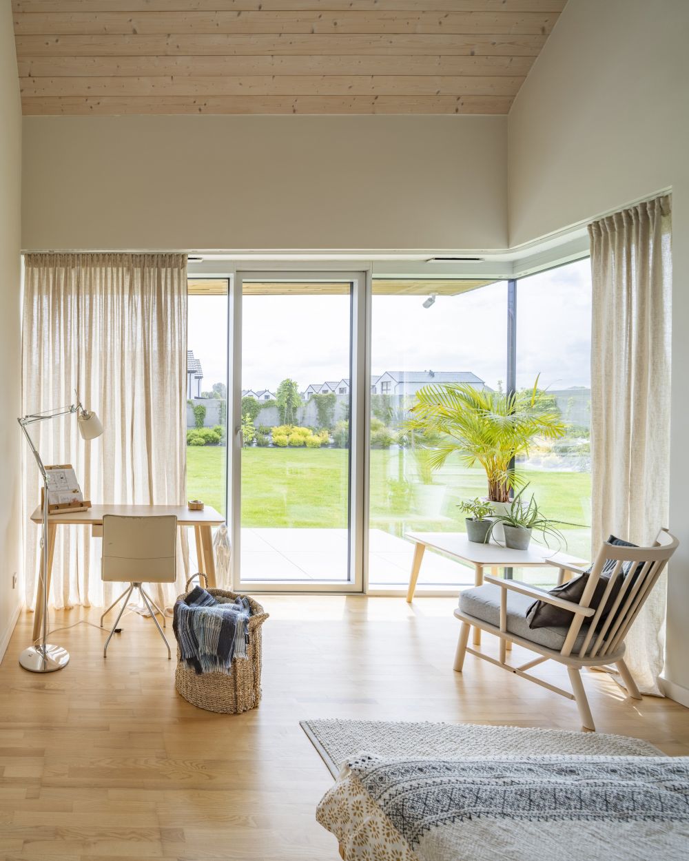 House in Jastrzebia Gora Archmondo Piotr Kowalczyk desk